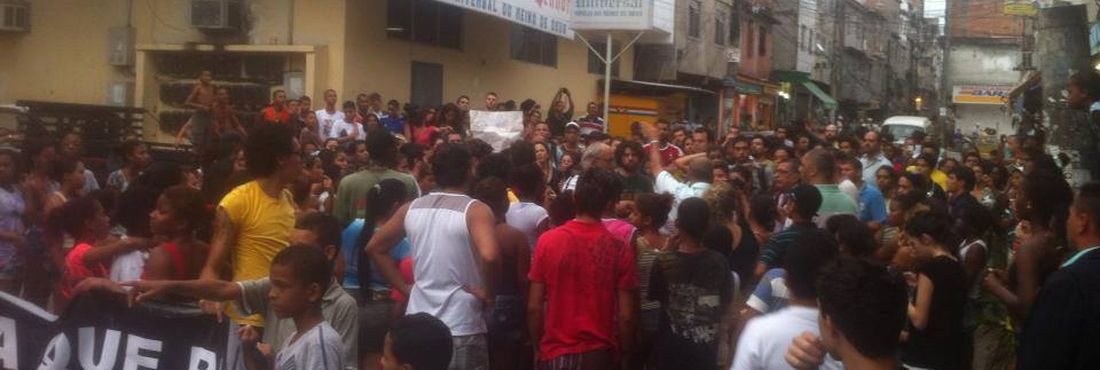 Segundo a ONG Observatório de Favelas, a manifestação que acontece dentro do Complexo da Maré segue sem problemas.