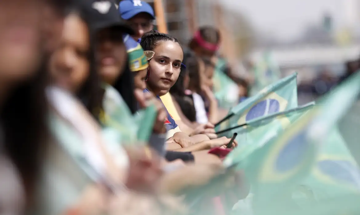 Brasília (DF), 07/09/2024 - Pessoas durante o Desfile de 7 de Setembro, realizado na Esplanada dos Ministérios.  Foto: Bruno Peres/Agência Brasil