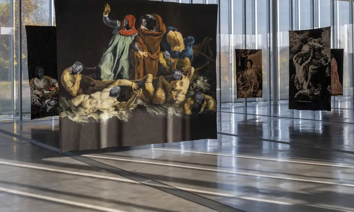 Brasília (DF), 30/06/2025 -  Usando lençóis como tela, o artista beninense Roméo Mivekannin, recria obras consagradas mundialmente, principalmente das coleções do famoso Museu do Louvre, com um novo olhar e novos personagens
Foto: Manuel Cohe/Divulgação