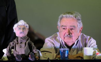 O ex-presidente e senador do Uruguai José Mujica durante encontro com estudantes na concha acústica da Universidade do Estado do Rio de Janeiro (Uerj), no campus do Maracanã (Fernando Frazão/Agência Brasil)