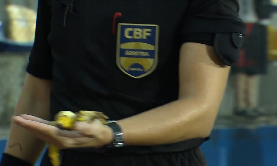 Porto Alegre (RS) 31/03/2025 - Juiz mostra banana jogada dentro de campo durante partida entre Inter e Sport válida pelo Campeonato Brasileiro Feminino de Futebol. Frame TV Brasil