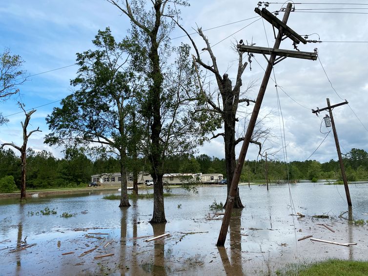 Uma vista de linhas de transmissão danificadas após o furacão Laura passar por Starks, Louisiana, EUA, 27 de agosto de 2020. REUTERS / Ernest Scheyder