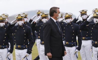 O presidente da República Jair Bolsonaro, participa  da cerimônia de juramento à bandeira e entrega de Espadins da turma Almirante Bosisio na Escola Naval
