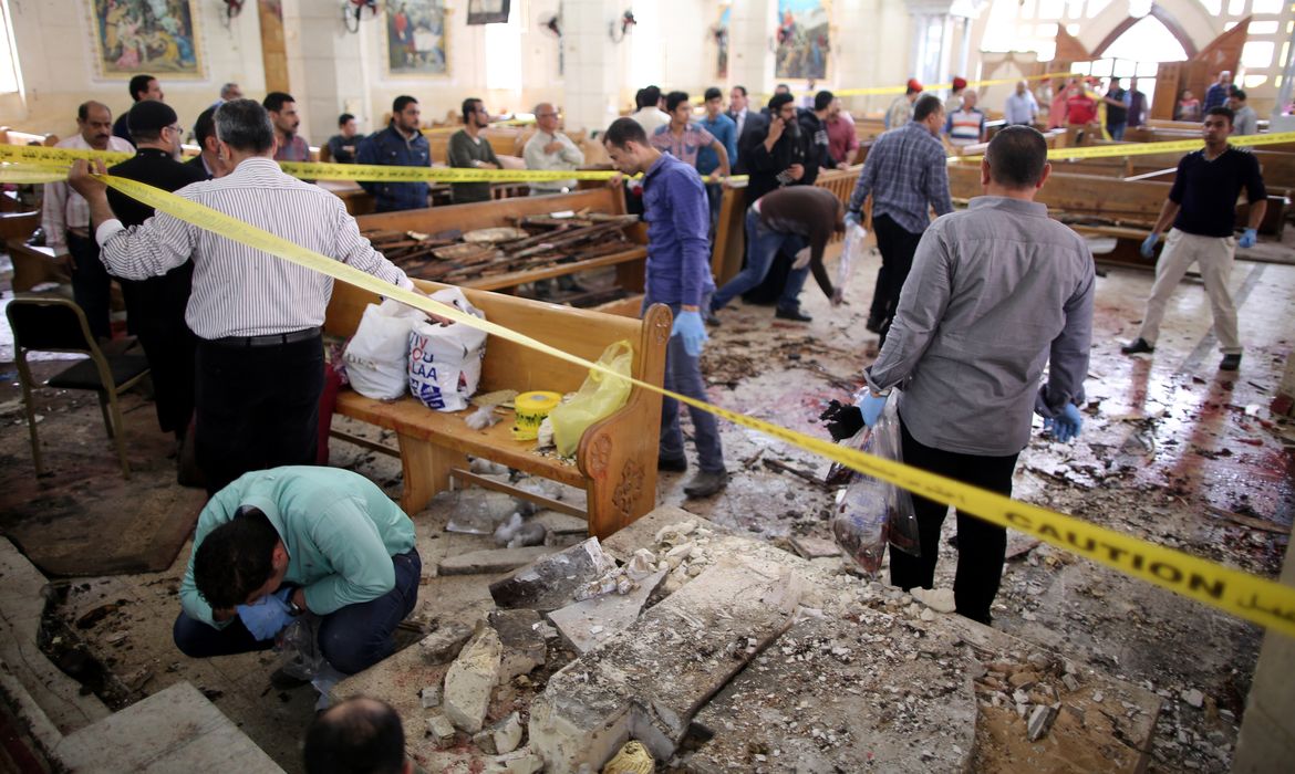 Peritos investigam atentado em igreja copta em Tanta, cidade a 100 quilômetros do Cairo, capital do Egito