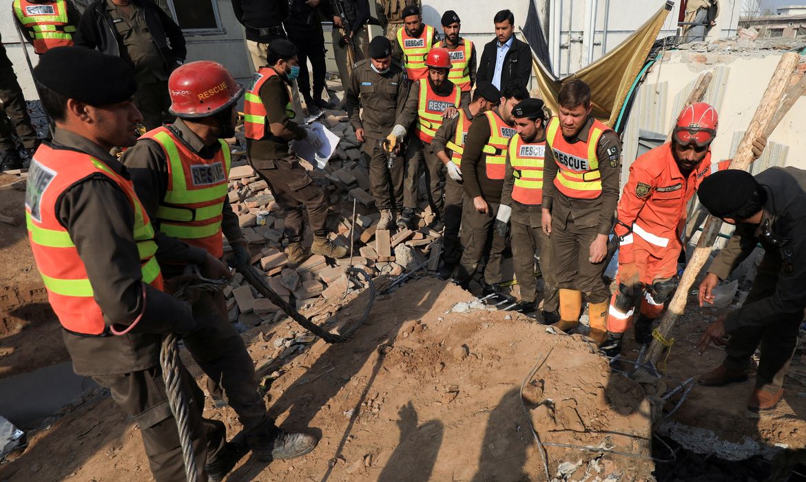 Equipes de resgate vasculham escombros de mesquita alvo de ataque suicida em Peshawar, no Paquistão