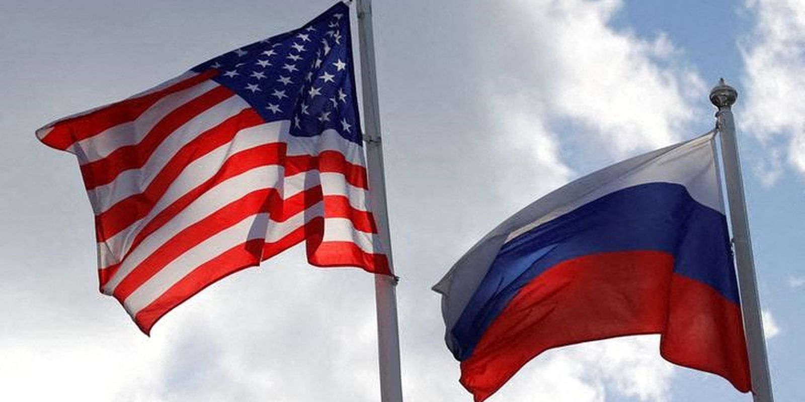 Bandeiras dos EUA e da Rússia em Vsevolozhsk