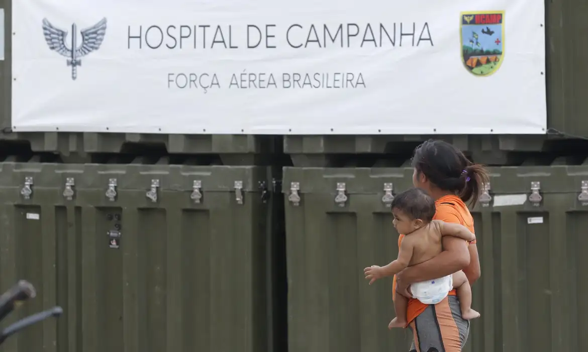 Hospital de Campanha montado pela Força Aérea Brasileira presta atendimento a indígenas Yanomami em situação de emergência trazidos a Boa Vista.
