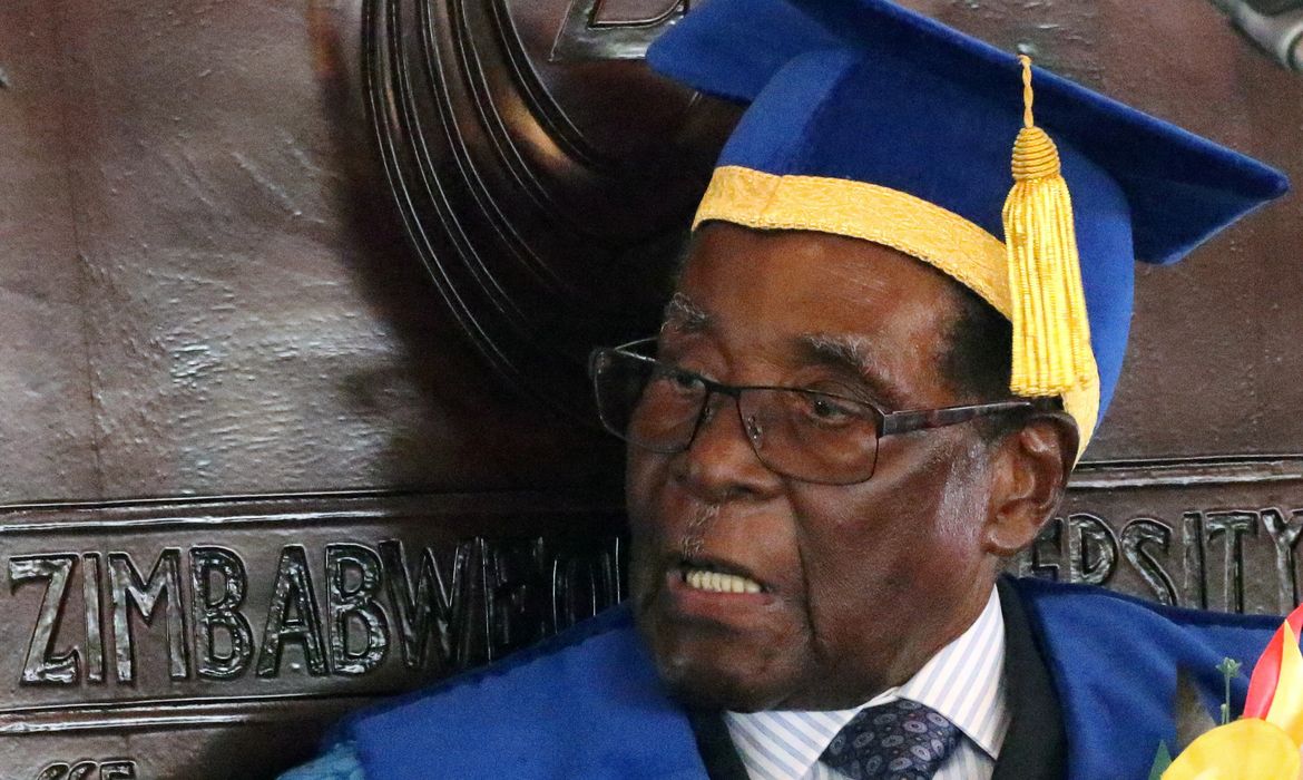 Presidente do Zimbábue, Robert Mugabe, durante cerimônia de formatura em universidade, em Harare (Reuters/Direitos Reservados)