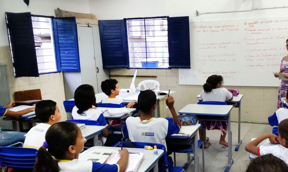 Recife – Alunos da Escola Municipal Abílio Gomes, na capital pernambucana, usam livros didáticos que podem ser proibidos pela Câmara de Vereadores (Sumaia Villela/Agência Brasil)