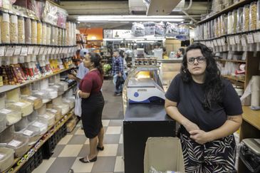 Porto Alegre (RS), 26/04/2025 – A comerciante, Carolina Kader, fala com a reportagem da agência Brasil, em sua loja no mercado munipal.<br /> A um ano o estado foi atingido por temporais que afetou mais de 400 municípios gaúchos, tiveram bairros inteiros alagados. A ,maior tragédia climática da história, deixou pelo menos 147 mortos e afetou mais de 2,1 milhões de pessoas.<br /> Foto: Joédson Alves/Agência Brasil