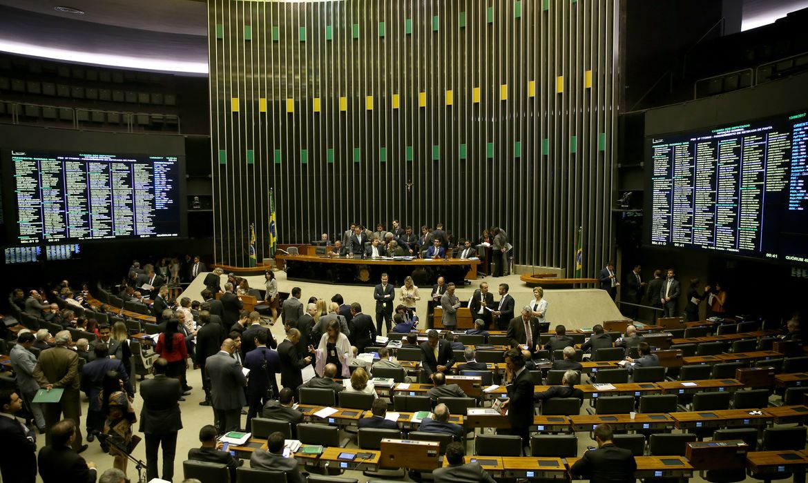 Brasília - Plenário inicia votação da Proposta de Emenda à Constituição (PEC) 77/03, que trata de reforma política (Wilson Dias/Agência Brasil)