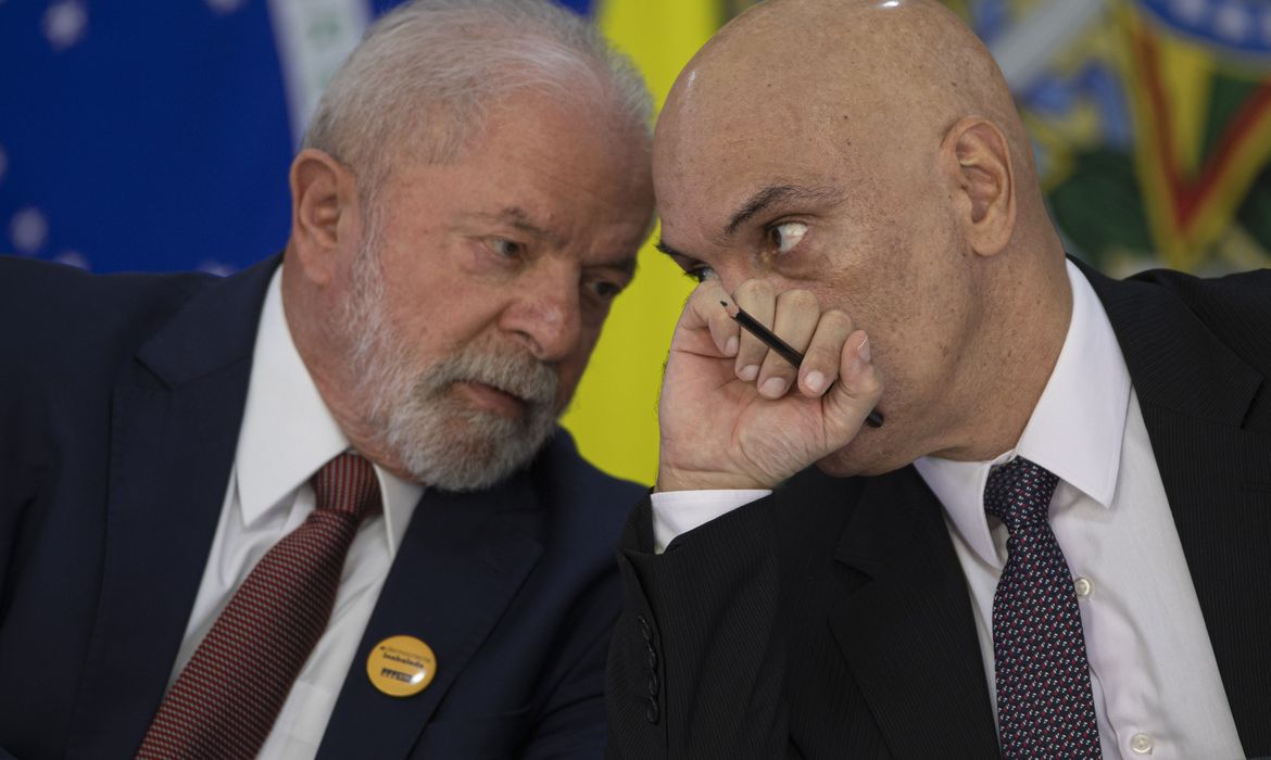 Brasília (DF) 18/04/2023 - O presidente Luiz Inácio Lula da Silva (e) conversa com o presidente do Tribunal Superior Eleitoral (TSE), Alexandre de Moraes (d), durante reunião com chefes dos Três Poderes, governadores e ministros, para debater formas de reforçar a segurança no ambiente escolar após os episódios de violência em Blumenau (SC) e em São Paulo (SP) nos últimos dias.
Foto: Joédson Alves/ Agência Brasil
