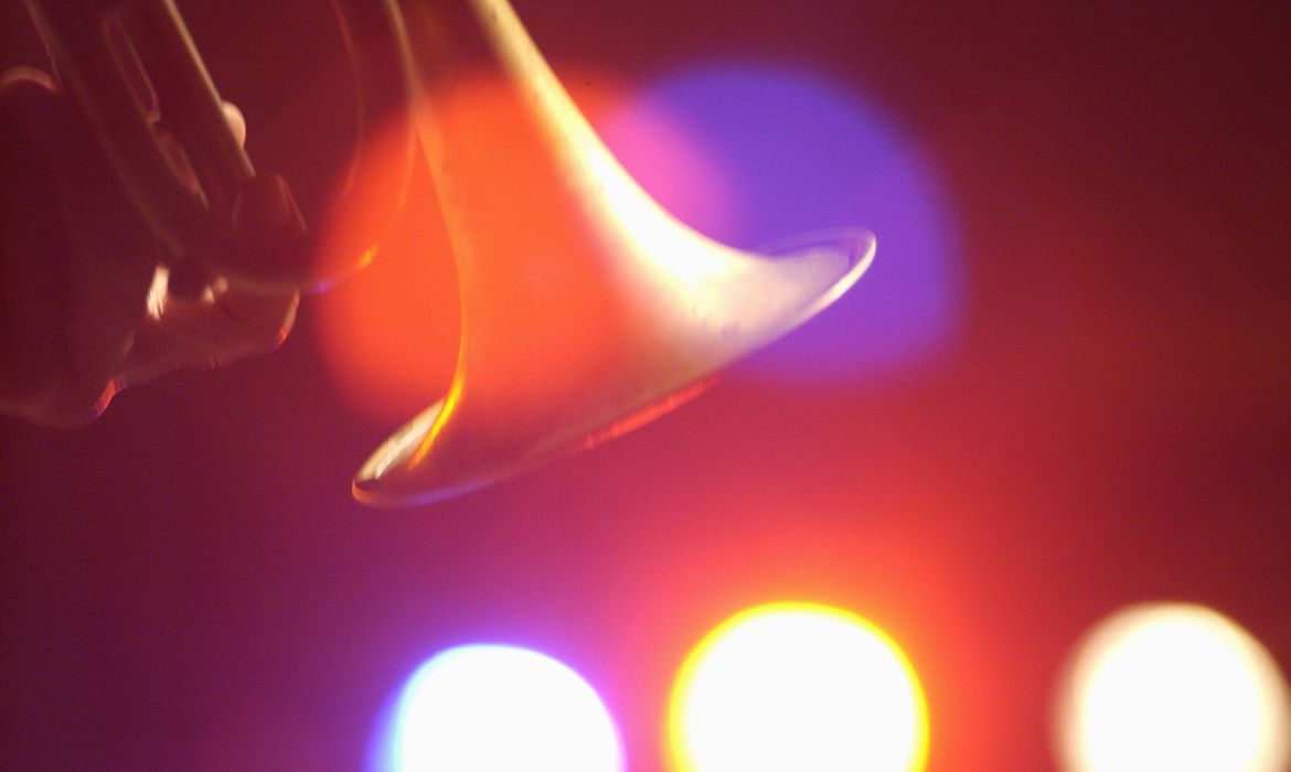 1/ Konzert: Trompete von Wynton Marsalis im Scheinwerfer, Scheinwerferlicht, Musik, quer, hoch, Berlin Deutschland, Germ