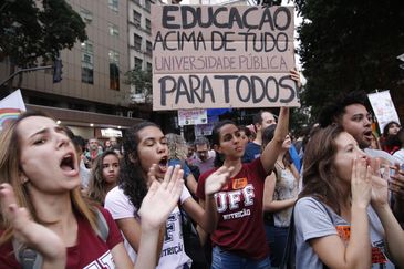 Estudantes e professores de institutos federais e universidades fazem manifestação na Avenida Presidente Vargas em protesto contra o bloqueio de verbas da educação.