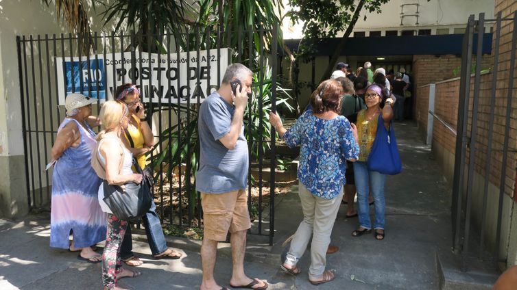 Idosos aguardam vacina contra covid-19 em posto de vacinação na cidade do Rio de Janeiro.