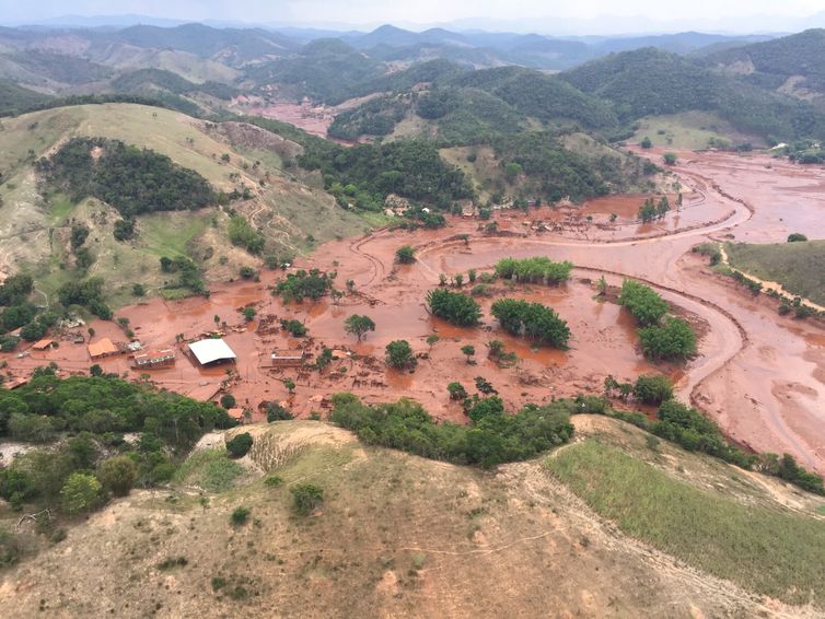 Mariana (MG) - barragem pertencente à mineradora Samarco se rompeu no distrito de Bento Rodrigues, zona rural a 23 quilômetros de Mariana, em Minas Gerais (Corpo de Bombeiros/MG - Divulgação)