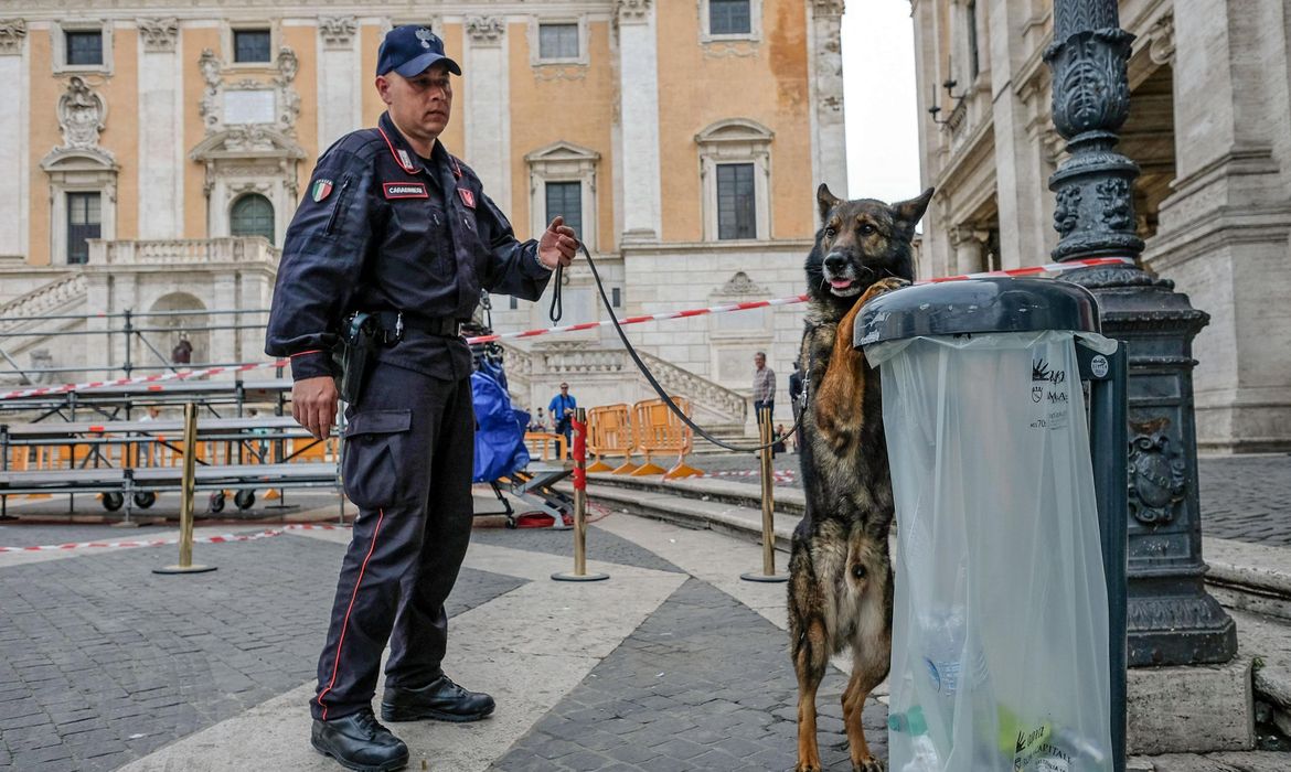 Roma - policial e cão farejador vasculham área de segurança em torno do Capitólio, em Roma, onde serão celebrados os 60 anos do Tratado de Roma, que deu origem à União Europeia