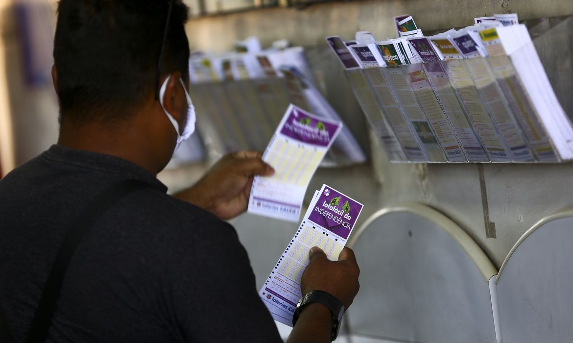 Apostadores fazem filas em casas lotéricas de Brasília. A Caixa Econômica Federal sorteia amanhã (12) a lotofácil da Independência.