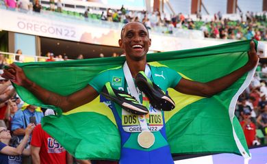 Alison dos Santos comemora medalha de ouro nos 400m metro com barreiras no Mundial de Atletismo no Oregon, nos Estados Unidos