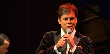O cantor Márcio Gomes mostra seu talento no programa Todas as Bossas