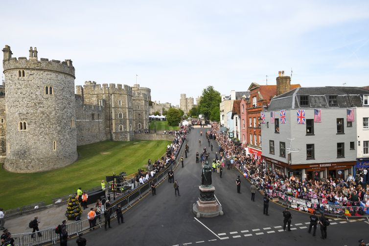 A pequena cidade de Windsor, perto de Londres, está lotada e enfeitada para a cerimônia real
