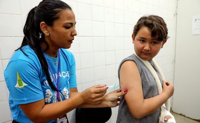 Brasília (DF) 09/02/2024 - Vacinação dengue crianças no DF - Vacina - Começa vacinação contra a dengue no sistema público de saúde do DF.  Foto: Paulo H. Carvalho/Agência Brasília