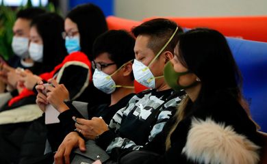Os passageiros usam máscaras para evitar o surto de um novo coronavírus na Estação Ferroviária de Alta Velocidade West Kowloon de Hong Kong, em Hong Kong, China em 23 de janeiro de 2020. REUTERS / Tyrone Siu