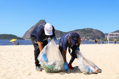 Rio de Janeiro (RJ), 22/03/2025 – No Dia Mundial da Água, o Clean Up Bay une voluntários para limpeza da praia do Flamengo, na zona sul do Rio de Janeiro. Foto: Tomaz Silva/Agência Brasil