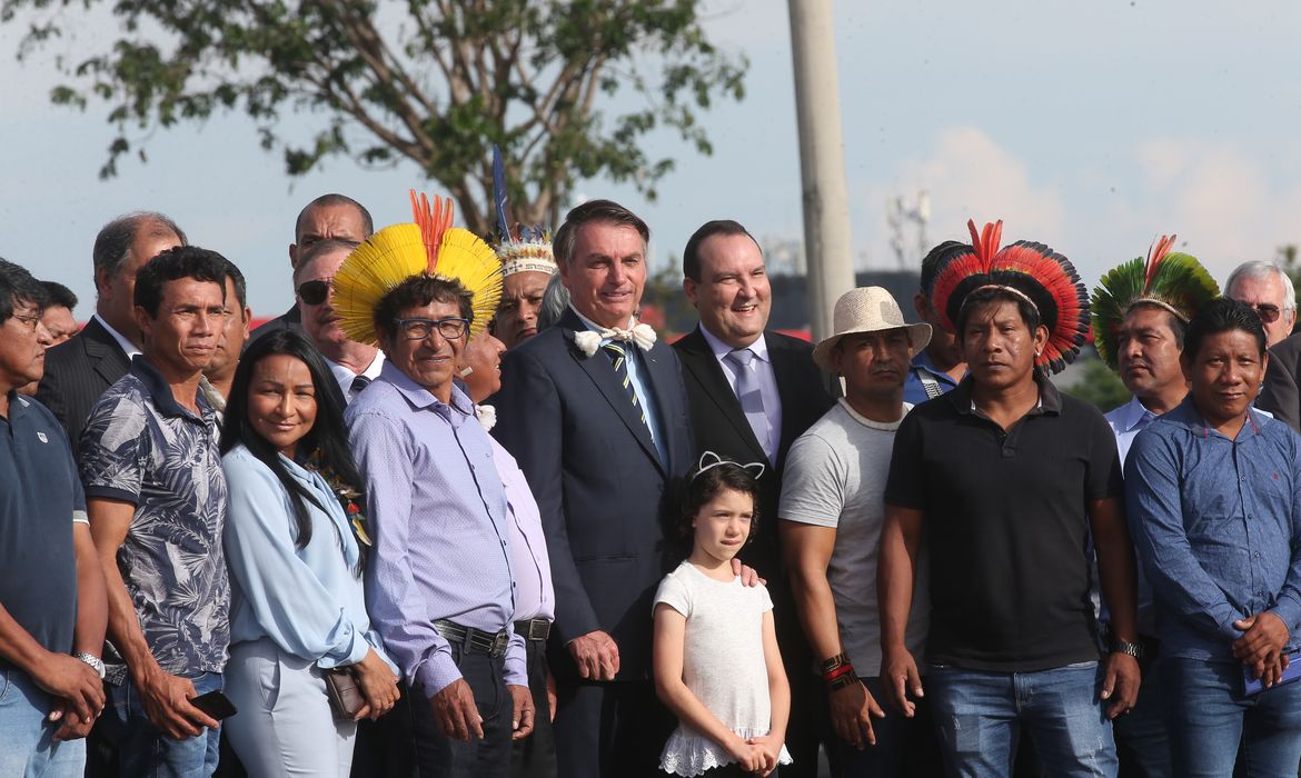 O presidente Jair Bolsonaro se encontra com indígenas durante a cerimônia de hasteamento da bandeira nacional
