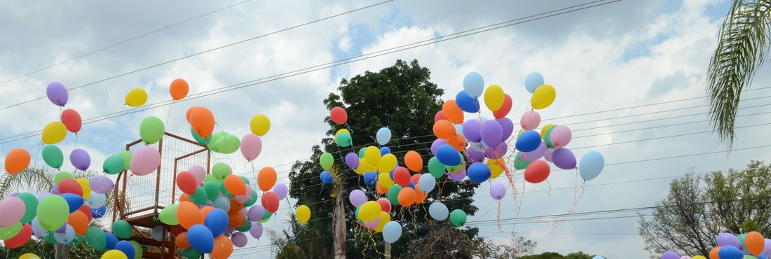 revoada de balões Balões recheados de poesia coloriram o céu de Brasília