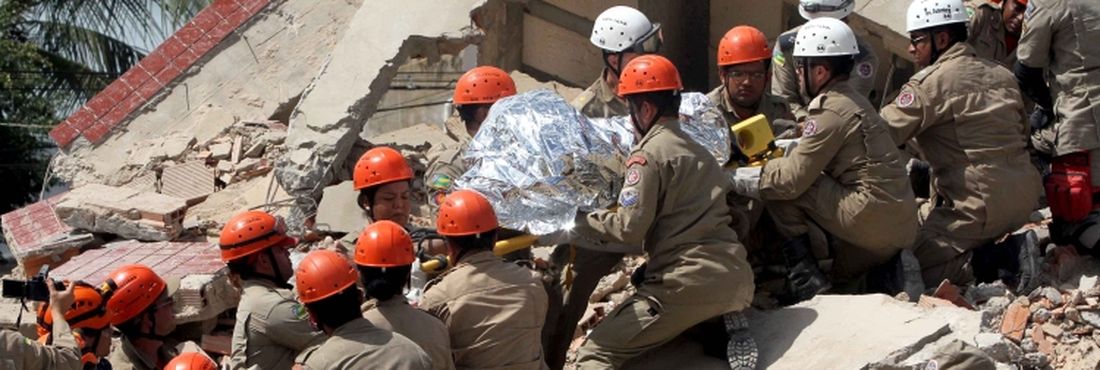 Resgate a vítimas de desabamento de prédio em Aracaju (SE)