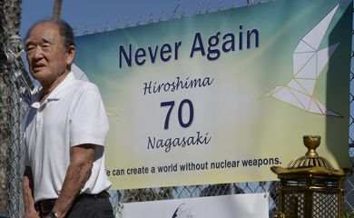 O sobrevivente da bomba de Hiroshima, Juni Sarashina, conta sua história na vigília em comemoração ao 70° aniversário do bombardeio atômico em Hiroshima e Nagasaki
