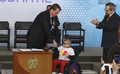 O presidente Jair Bolsonaro e o menino Pedro,  participam da cerimônia de lançamento da ID Estudantil no Palácio do Planalto.