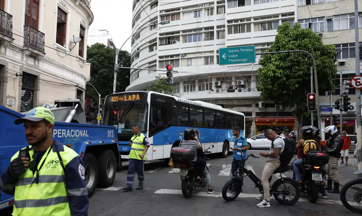 Fernando Frazão/Agência Brasil Rio de Janeiro (RJ), 28/10/2025 – Durante operação policia contra o Comando Vermelho, bandidos renderam motorista da linha 409 na Rua do Riachuelo, na Lapa, e obrigaram a atravessar na via, levando a chave. Foto: Fernando Frazão/Agência Brasil