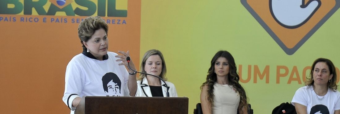 A presidenta Dilma Rousseff, a Gleisi Hoffmann, a cantora Paula Fernandes, e a atriz Cissa Guimarães, durante lançamento da campanha "Pela Consciência no Trânsito" do Pacto Nacional pela Redução de Acidente, em cerimônia Palácio do Planalto