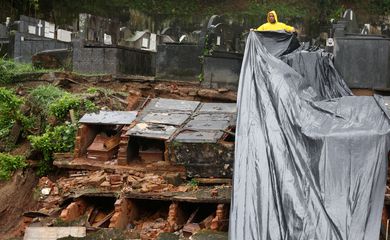 Petrópolis-RJ 23-03-2024 Trabalhador cobre escombros e caixões após fortes chuvas danificarem o Cemitério Municipal de Petrópolis, estado do Rio de Janeiro. REUTERS/Pilar Olivares