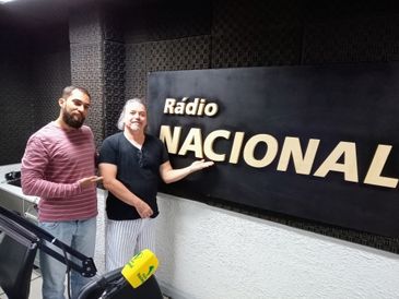 Nando Uchôa e Dylan Araújo no estúdio da Rádio Nacional do Rio de Janeiro
