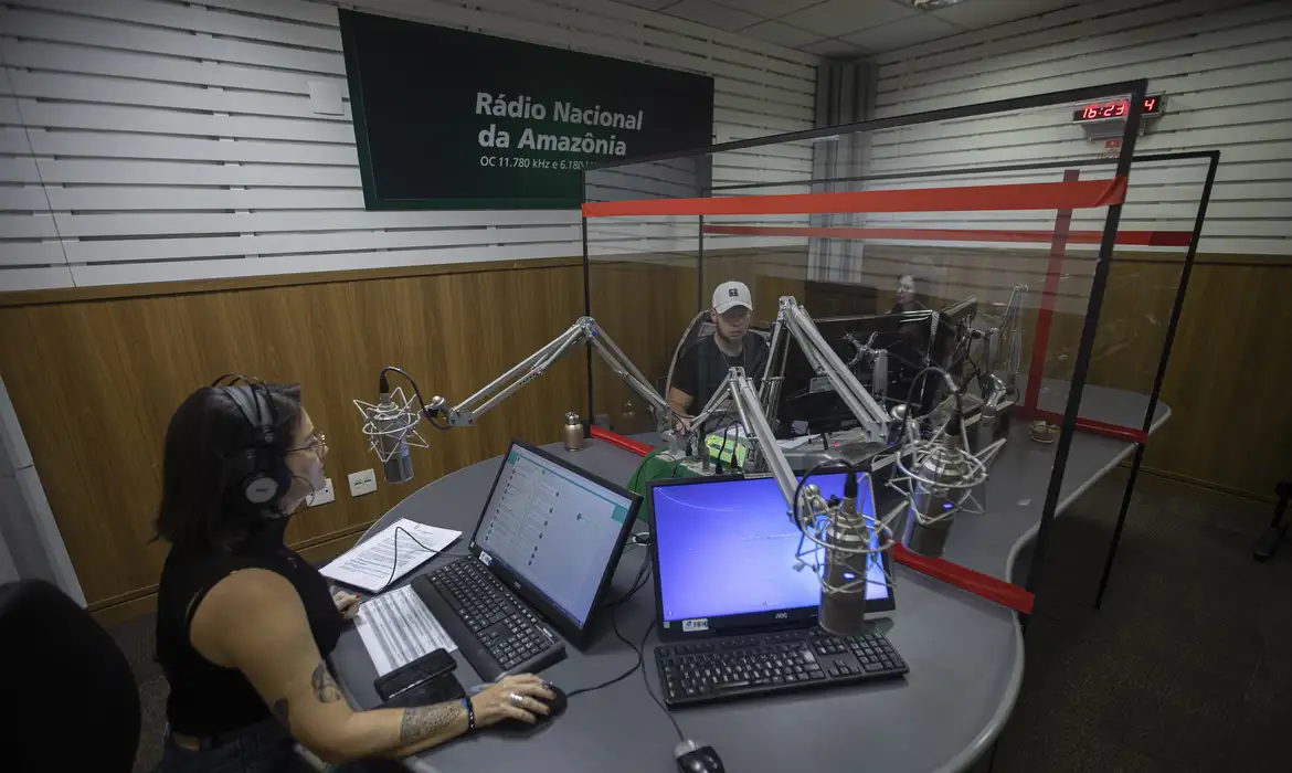 Brasília (DF) 06-04-2023 - Por dentro da Empresa Brasil de Comunicação (EBC), estúdio da rádio nacional da Amazônia durante apresentaçāo de sua programaçāo ao vivo.
Foto: Joédson Alves/Agência Brasil