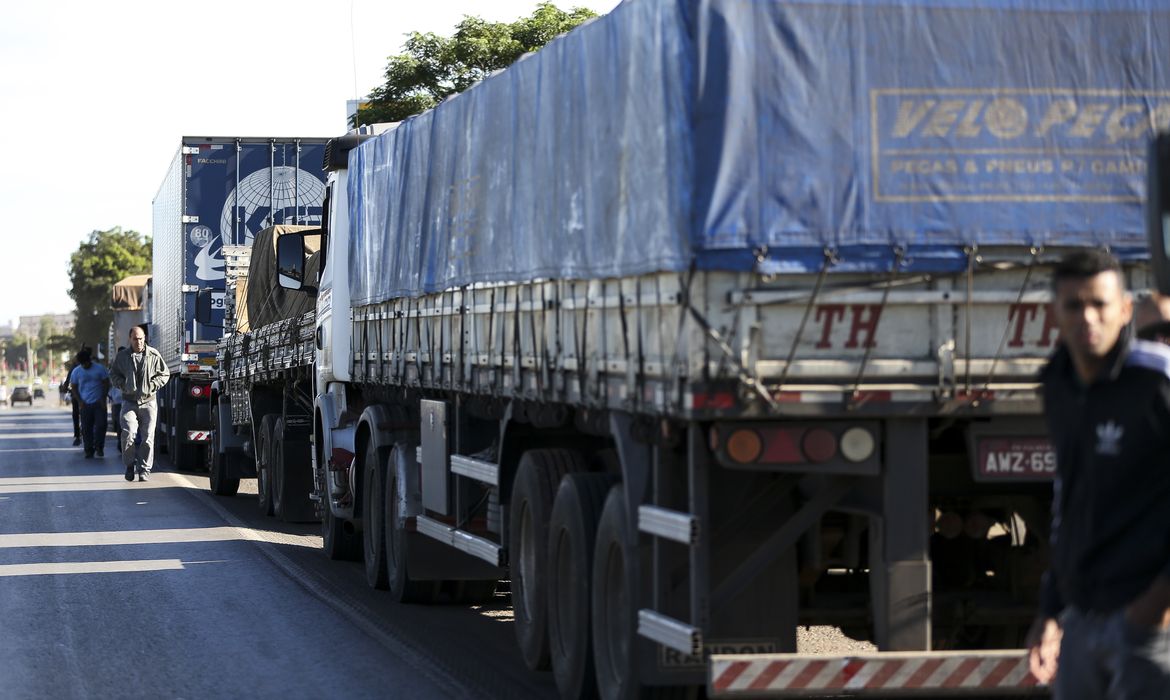 Caminhoneiros fazem protesto contra a alta no preço dos combustíveis na BR-040, próximo a Brasília.