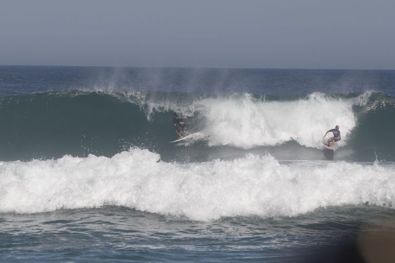 Surfistas Jordy Smith, da África do Sul, e Jackson Baker, da Austrália, competem etapa da Liga Mundial de Surfe (World Surf League/WSL), na praia de Itaúna, Saquarema. 
