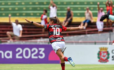 Mariana abre o placar para o Flamengo na vitória por 2 a 0 sobre o Botafogo na final da Copinha Feminina 2023, que garantiu o título ao carioca - em 17/12/2023