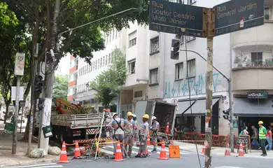 São Paulo (SP), 18/03/2024 - Funcionários da Enel trabalham na rua General Jardim, em Vila Buarque, durante falta de energia na região central. Foto: Rovena Rosa/Agência Brasil