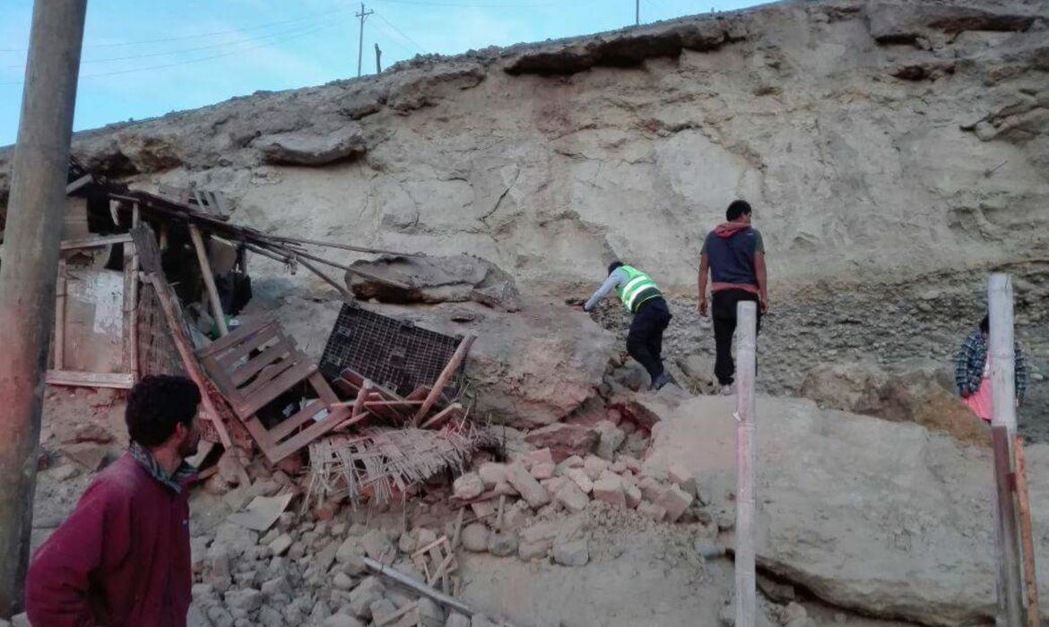 Resgate de uma das vítimas do terremoto que atingiu o Peru, em Arequipa, no Sul do país