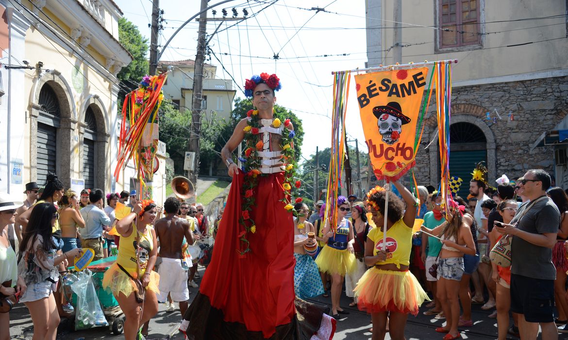 Rio de Janeiro - Foliões curtem o som de ritmos latinos no bloco Bésame Mucho, que desfila em Santa Teresa (Fernando Frazão/Agência Brasil)