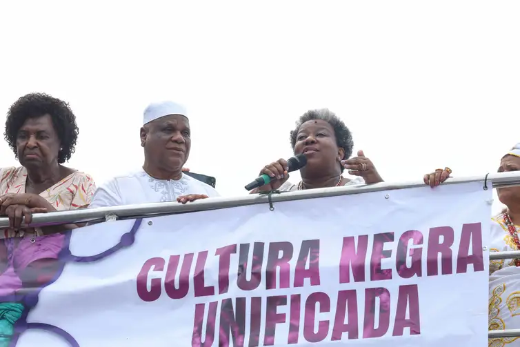 Rio de Janeiro (RJ), 09/15/2024 – Babalawo Ivanir dos Santos and the Minister of Human Rights, Macaé Evaristo during the 17th Walk in Defense of Religious Freedom, on Copacabana beach, in the south zone of Rio de Janeiro. Photo: Tomaz Silva/Agência Brasil