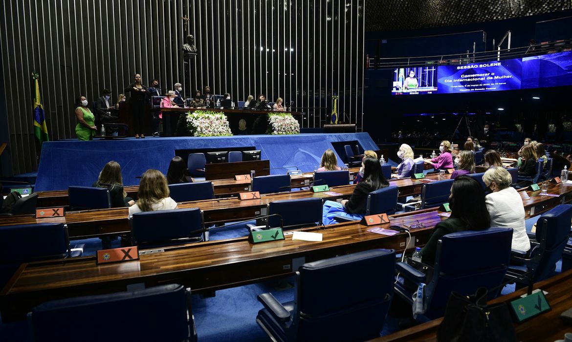 Plenário do Senado Federal durante sessão solene semipresencial do Congresso Nacional destinada a comemorar o Dia Internacional da Mulher. 

Mesa:
procuradora da Mulher da Câmara dos Deputados, deputada Tereza Nelma (PSDB-AL);
senadora Simone