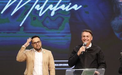 O presidente da República, Jair Bolsonaro, participa de culto pelo aniversário do pastor Silas Malafaia na igreja Assembléia de Deus Vitória em Cristo.