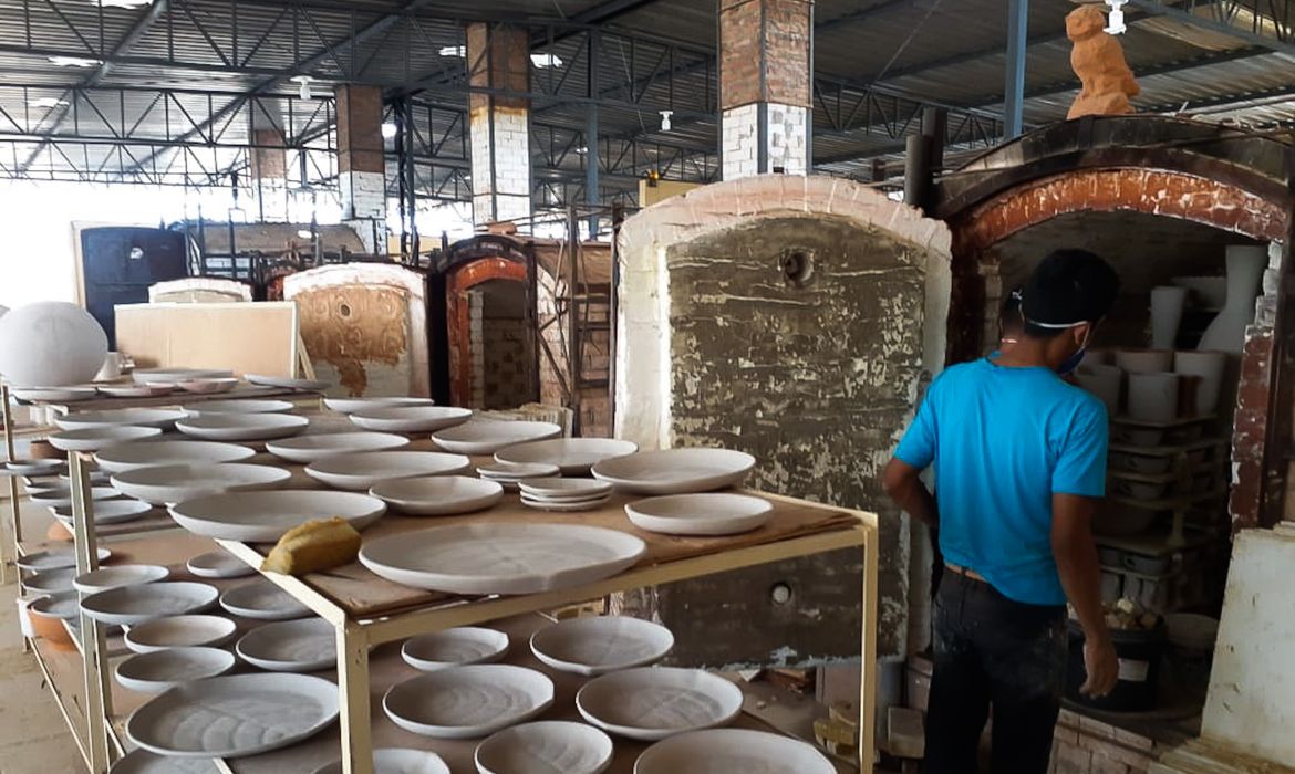 Artesãos  trabalham numa oficina que fica na região do Parque Nacional Serra da Capivara, produzem, pratos, vasos, copos entre outros itens de argila que ganham desenhos rupestres