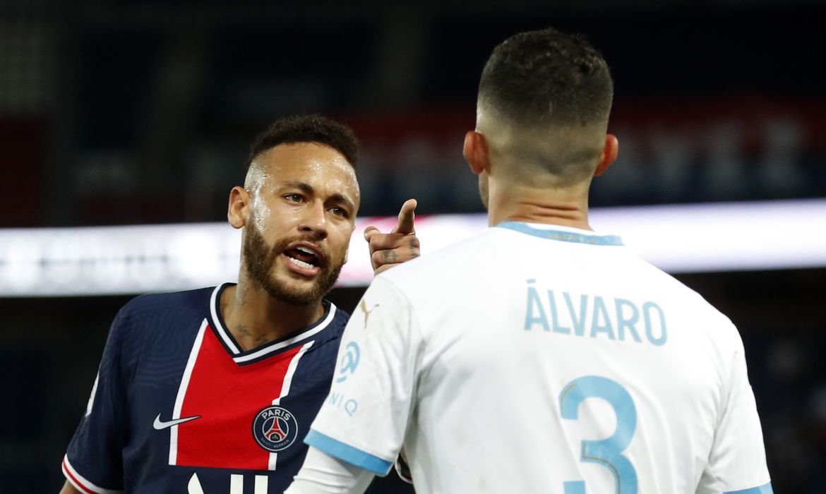 Neymar discute com Alvaro Gonzalez durante partida do Campeonato Francês