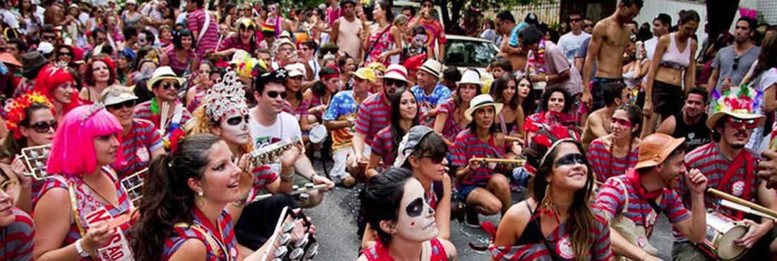 Desfile do bloco Unidos do Samba Queixinho em Belo Horizonte Desfile do bloco Unidos do Samba Queixinho em Belo Horizonte (2012)